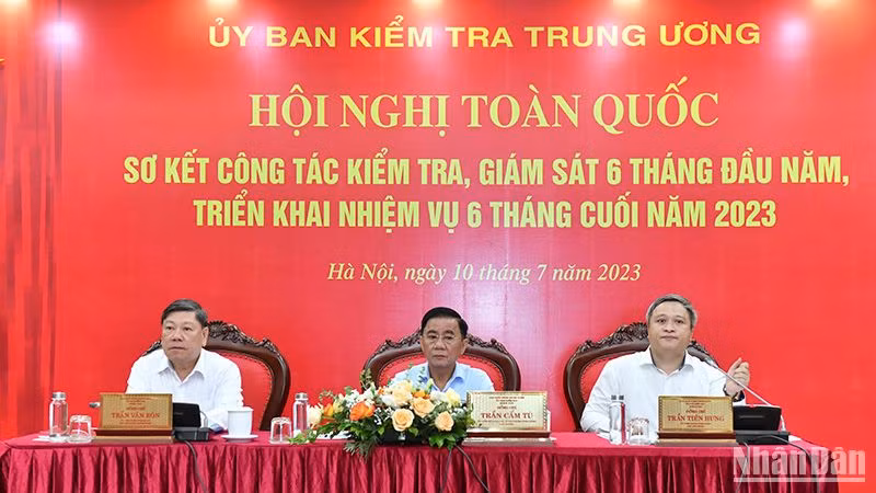 Các đồng chí chủ trì hội nghị. (Ảnh: ĐĂNG KHOA)