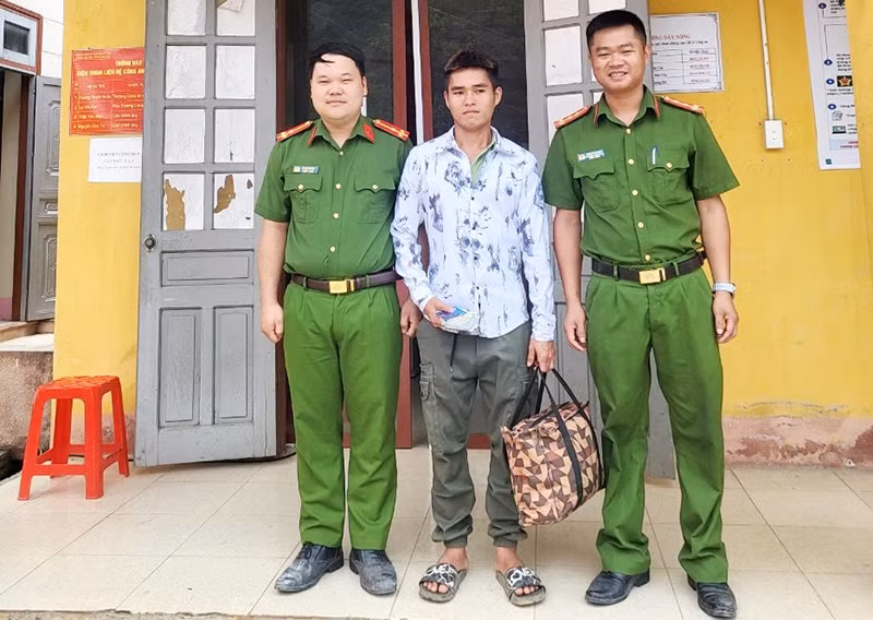 Anh Lý Nam Định (đứng giữa) nhận lại tài sản bị đánh rơi từ Công an xã Thượng Hà, huyện Bảo Yên, tỉnh Lào Cai. (Ảnh: QUỲNH TRANG)