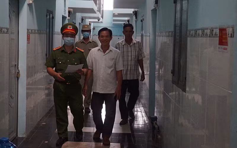 Công an khu vực cùng dân phòng kiểm tra an ninh, trật tự phòng, chống cháy nổ khu nhà trọ thị trấn Bến Lức. (Ảnh: Cổng thông tin điện tử tỉnh Long an) Công an khu vực cùng dân phòng kiểm tra an ninh, trật tự phòng, chống cháy nổ khu nhà trọ thị trấn Bến Lức. (Ảnh: Cổng thông tin điện tử tỉnh Long an)