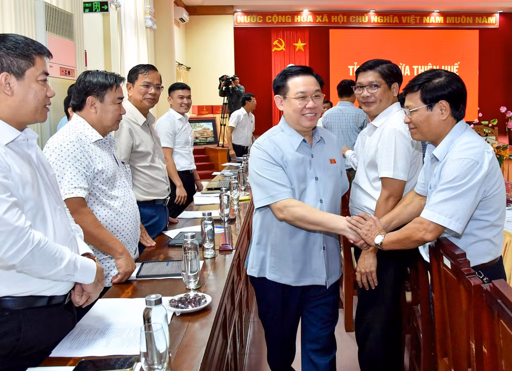 Chủ tịch Quốc hội Vương Đình Huệ với các đại biểu dự buổi làm việc.