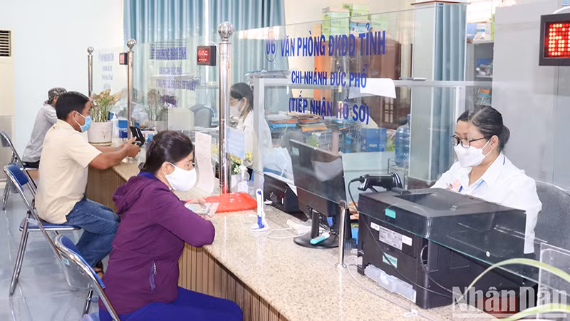Cán bộ công chức, viên chức Bộ phận một cửa thị xã Đức Phổ (Quảng Ngãi) luôn nêu cao trách nhiệm, tận tình trong việc giải quyết thủ tục hành chính cho người dân. 