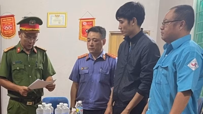 Cơ quan chức năng thi hành lệnh bắt tạm giam đối với các bị can tội nhận và đưa hối lộ. (Ảnh: Công an cung cấp)