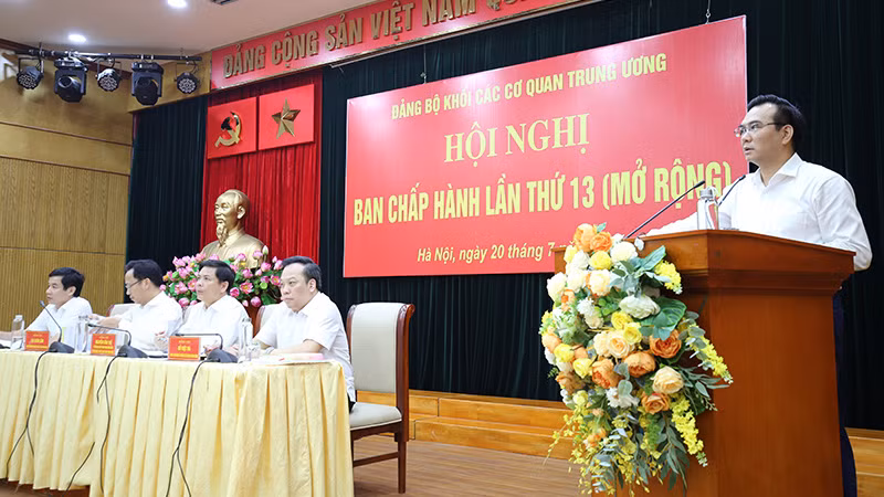 Trưởng Ban Tuyên giáo Đảng ủy Khối Nguyễn Minh Chung phát biểu tại hội nghị.