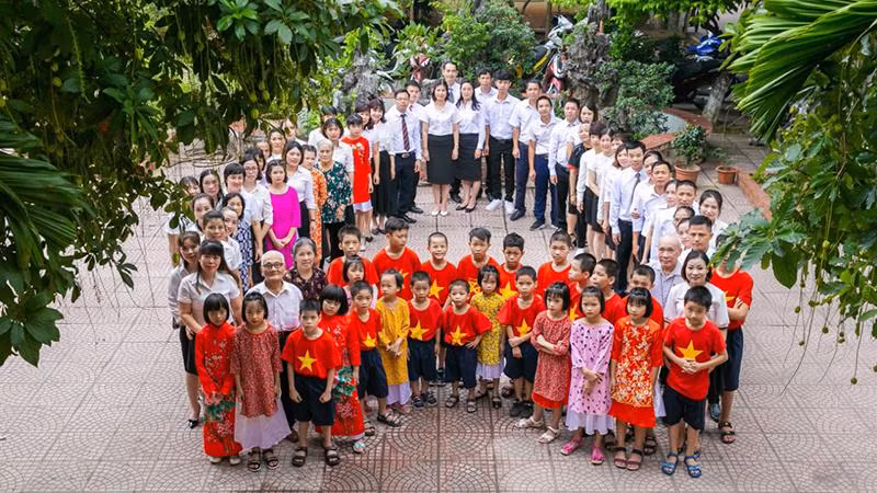 Cán bộ và người cao tuổi, trẻ em được nuôi dưỡng tại Trung tâm Bảo trợ xã hội 3 Hà Nội trong dịp kỷ niệm 30 năm thành lập (Ảnh: Đơn vị cung cấp).