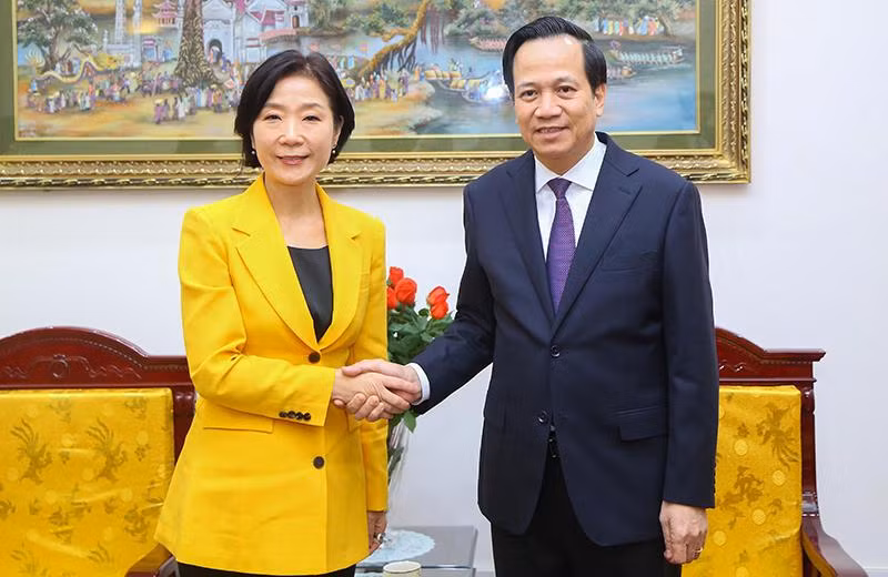 Bộ trưởng Đào Ngọc Dung tiếp tân Đại sứ Hàn Quốc tại Việt Nam Oh Young Ju. (Ảnh: Molisa).