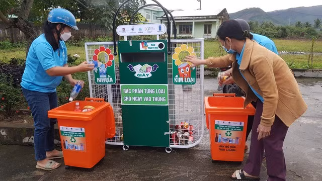 Phụ nữ đóng vai trò chủ đạo trong việc thu gom, phân loại và tái chế rác thải nhựa cả chính thức và không chính thức tại các hộ gia đình, cộng đồng. (Ảnh: Báo điện tử Chính phủ)