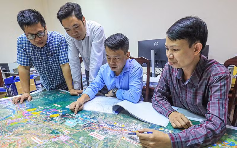 Cán bộ, chuyên viên Cục Quản lý đầu tư xây dựng (Bộ Giao thông vận tải) liên tục làm việc đến 22-23 giờ.