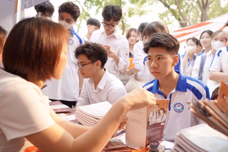 Hoạt động tư vấn tuyển sinh, tìm hiểu ngành học trước mỗi mùa tuyển sinh. (Ảnh minh họa)