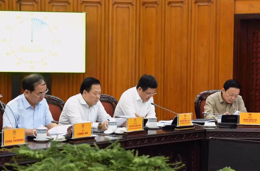 Phó Thủ tướng và đại diện lãnh đạo các bộ, ban, ngành tham dự hội nghị.