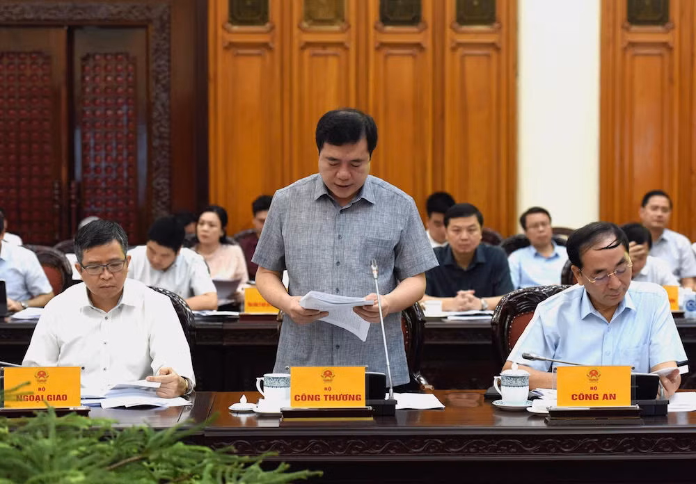 Thứ trưởng Công thương Nguyễn Sinh Nhật Tân phát biểu tại hội nghị.