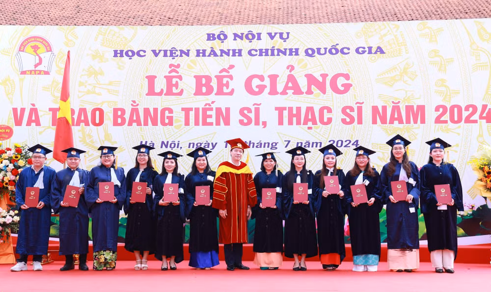 Trao bằng cho các tân thạc sĩ. Trao bằng cho các tân thạc sĩ.