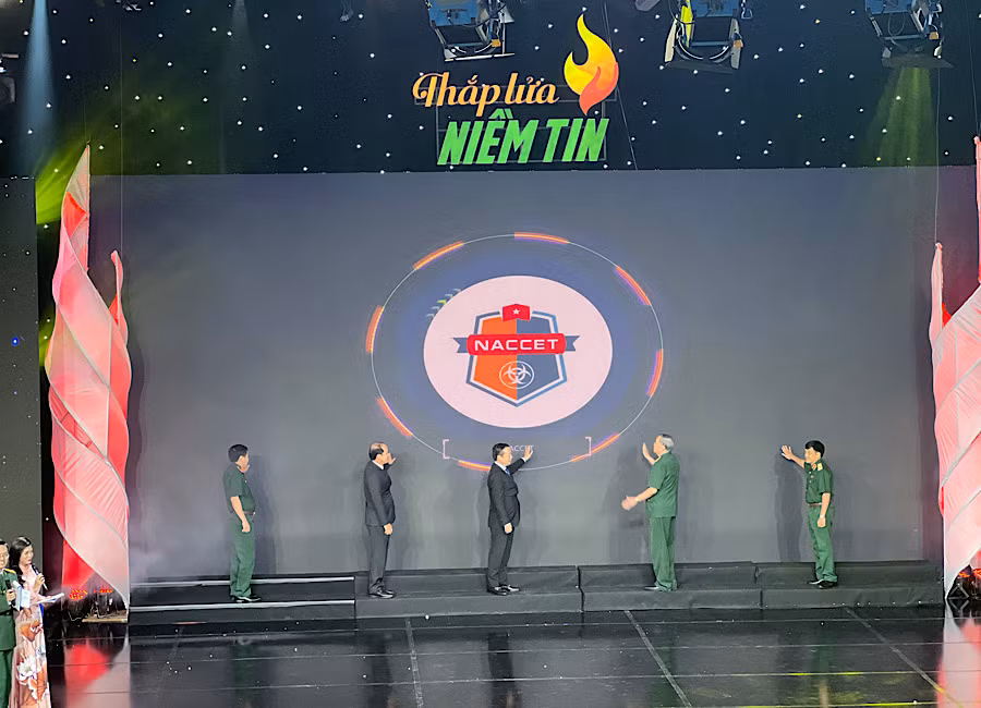 Các đại biểu bấm nút khai trương Trang thông tin điện tử của Trung tâm Hành động quốc gia khắc phục hậu quả chất độc hóa học và môi trường.