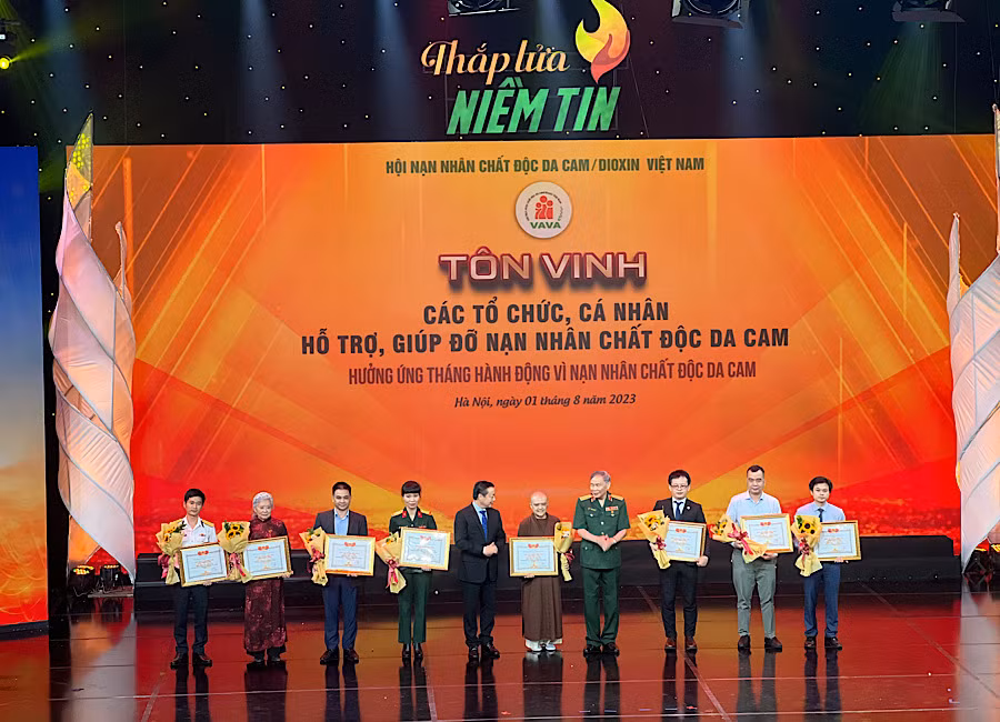 Phó Thủ tướng Trần Hồng Hà và Thượng tướng Nguyễn Văn Rinh tặng Bằng khen cho các tổ chức, cá nhân hỗ trợ, giúp đỡ nạn nhân chất độc da cam. Phó Thủ tướng Trần Hồng Hà và Thượng tướng Nguyễn Văn Rinh tặng Bằng khen cho các tổ chức, cá nhân hỗ trợ, giúp đỡ nạn nhân chất độc da cam.