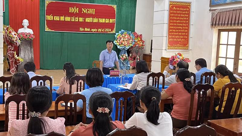Hội nghị triển khai mô hình xã có 100% người dân tham gia bảo hiểm y tế tại xã Tân Ninh, huyện Quảng Ninh, Quảng Bình.