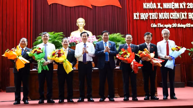 Lãnh đạo thành phố Cần Thơ chúc mừng các đồng chí nhận nhiệm vụ mới.