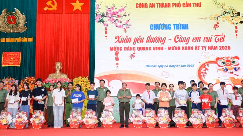 Lãnh đạo Công an thành phố Cần Thơ trao quà và học bổng cho các em thiếu nhi. 