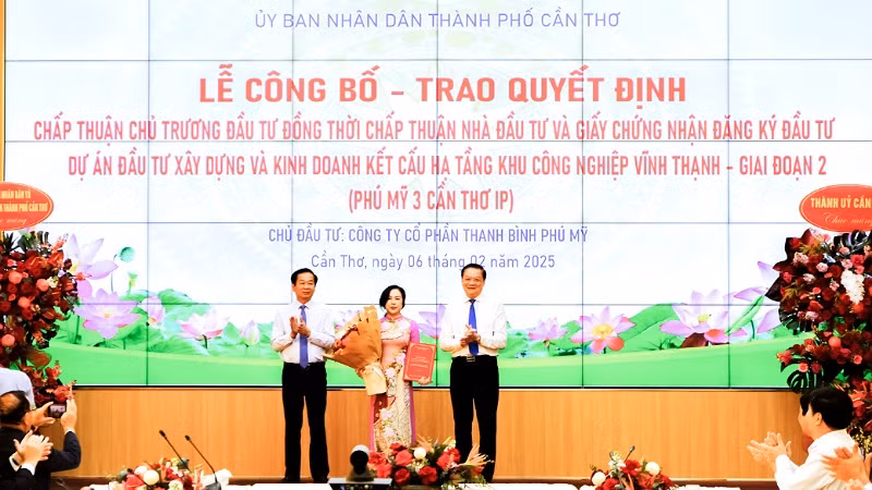 Lãnh đạo thành phố Cần Thơ trao quyết định cho chủ đầu tư dự án Khu công nghiệp Vĩnh Thạnh (giai đoạn 2).