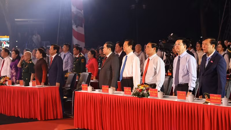 Chủ tịch Quốc hội và các đồng chí lãnh đạo, nguyên lãnh đạo Đảng, Nhà nước dự buổi lễ.