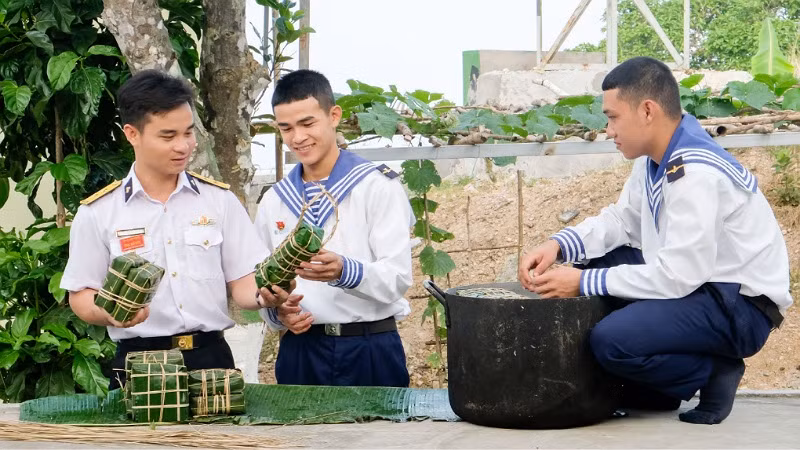 Cán bộ, chiến sĩ Trạm ra đa 600 (đảo Nam Du) gói bánh chưng vui Xuân, đón Tết. Cán bộ, chiến sĩ Trạm ra đa 600 (đảo Nam Du) gói bánh chưng vui Xuân, đón Tết.
