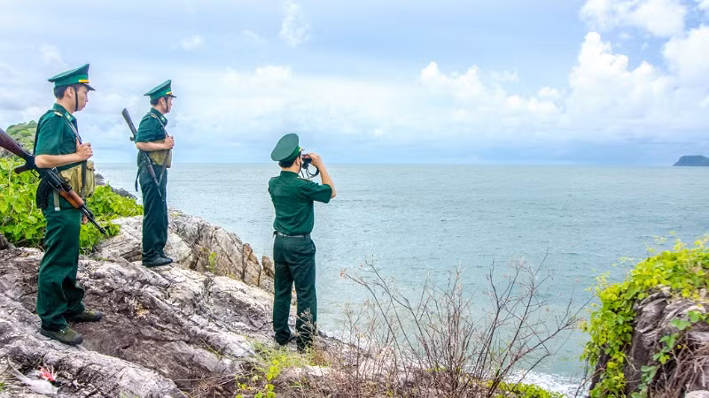 Lực lượng Đồn Biên phòng Hòn Chuối tuần tra trên đảo vui Xuân không quên nhiệm vụ. Lực lượng Đồn Biên phòng Hòn Chuối tuần tra trên đảo vui Xuân không quên nhiệm vụ.