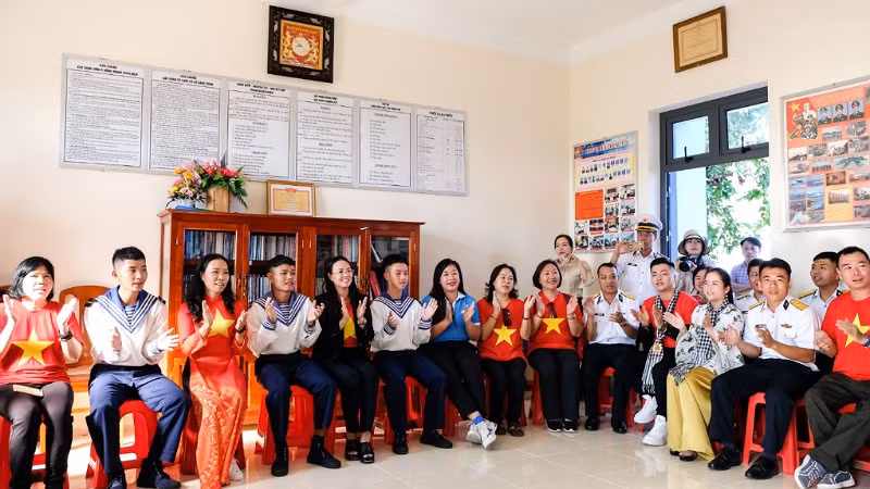 Nhân dân và các đơn vị đứng chân trên đảo Nam Du giao lưu văn nghệ. Nhân dân và các đơn vị đứng chân trên đảo Nam Du giao lưu văn nghệ.