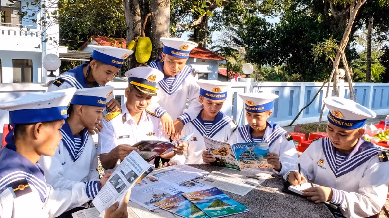 Cán bộ, chiến sĩ Trạm ra đa 610 (đảo Thổ Chu) đọc báo Xuân từ đất liền gửi đến. Cán bộ, chiến sĩ Trạm ra đa 610 (đảo Thổ Chu) đọc báo Xuân từ đất liền gửi đến.