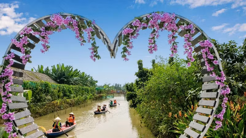 Trải nghiệm du lịch sông nước là điểm nhấn của hệ sinh thái đặc trưng tại Tây Đô.