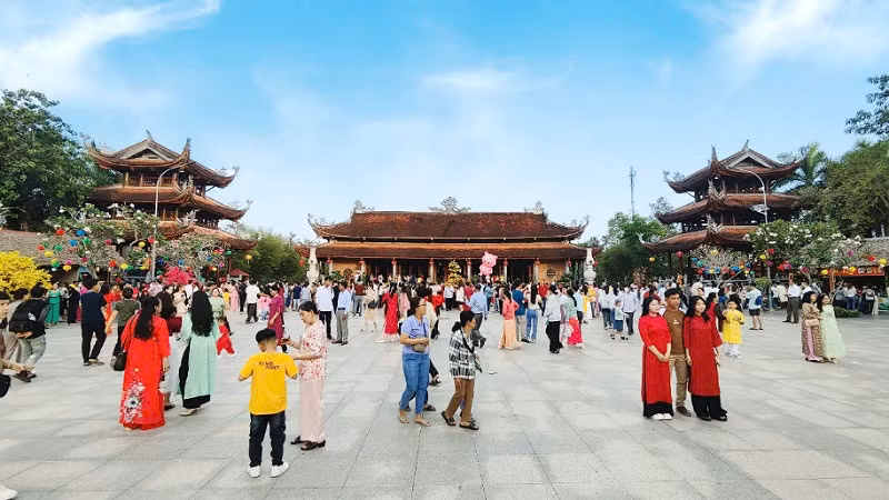 Thiền viện Trúc Lâm Phương Nam (xã Mỹ Khánh, huyện Phong Điền) thu hút khá đông du khách trong dịp đầu Xuân.