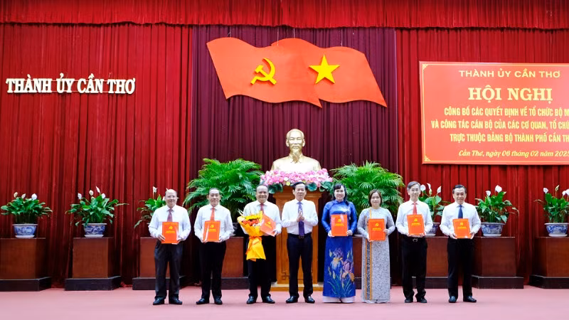 Lãnh đạo thành phố Cần Thơ trao quyết định cho các đồng chí mới được bổ nhiệm.
