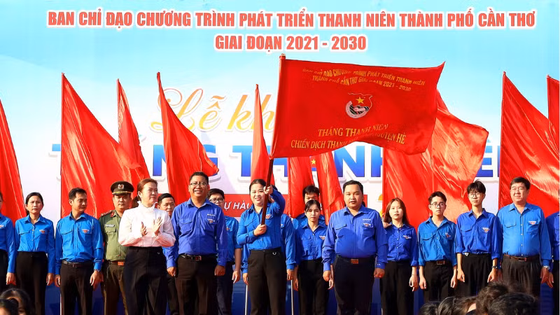 Ban chỉ đạo Tháng Thanh Niên 2025 Thành đoàn Cần Thơ phất cờ khởi động chương trình.