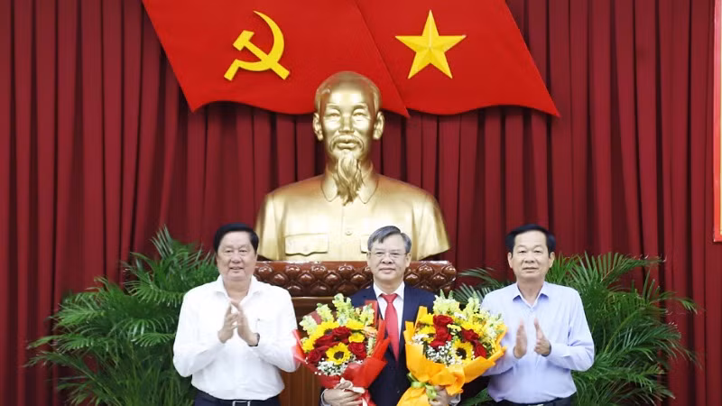 Lãnh đạo Thành ủy Cần Thơ chúc mừng đồng chí Trương Cảnh Tuyên.