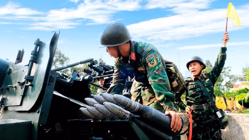 Pháo thủ nạp đạn.