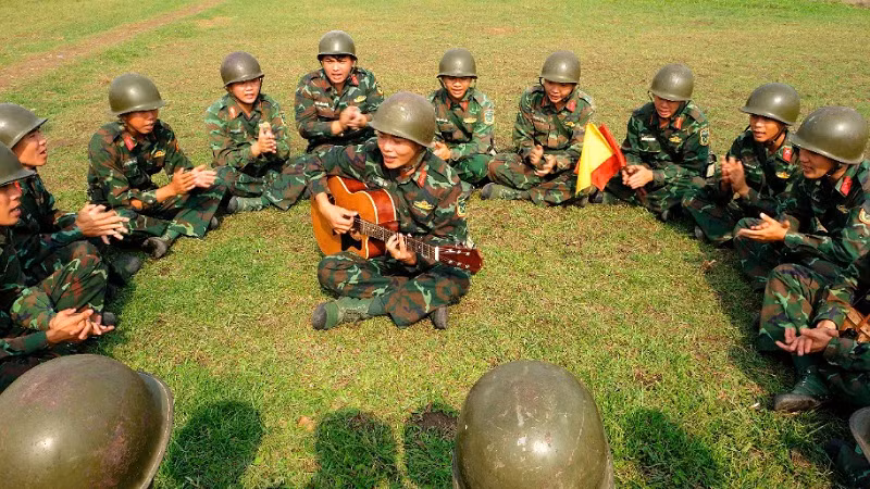 Phút giải lao trên thao trường của những người lính pháo phòng không.
