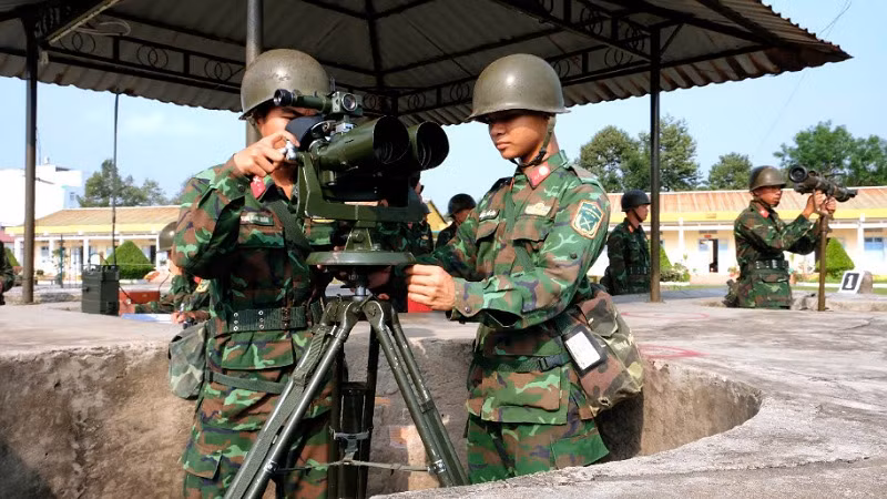 Trắc thủ kính chỉ huy sục sạo mục tiêu.
