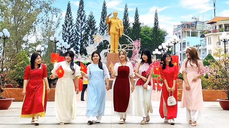 Nhiều du khách tham quan khu tượng đài Bác Hồ ở bến Ninh Kiều.