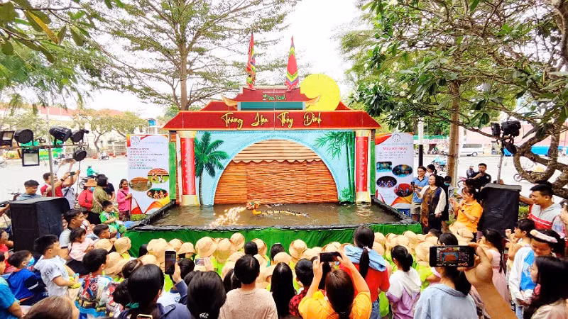 Múa rối nước tại sân khấu công viên Tao Đàn (Cần Thơ) hấp dẫn, thu hút các em thiếu nhi.