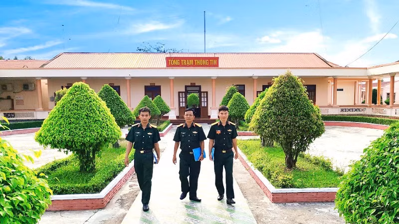 Lãnh đạo Lữ đoàn Thông tin 29, Quân khu 9 kiểm tra công tác trực thông tin của đơn vị.
