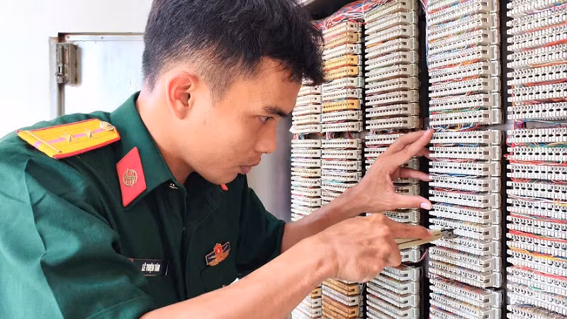 Trung úy quân nhân chuyên nghiệp Lê Thiện Tân, Tiểu đội trưởng truyền dẫn cáp quang, Đại đội 2, Tiểu đoàn 1, Lữ đoàn Thông tin 29, Quân khu 9 kiểm tra các thiết bị thông tin.
