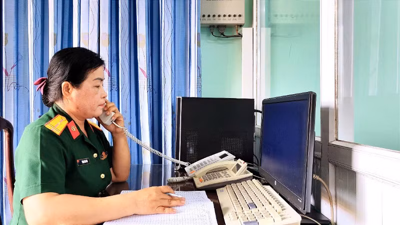 Thiếu tá quân nhân chuyên nghiệp Trần Kim Thúy, nhân viên khai thác tổng đài, Đại đội 2, Tiểu đoàn 1, Lữ đoàn Thông tin 29, Quân khu 9 trong ca trực.
