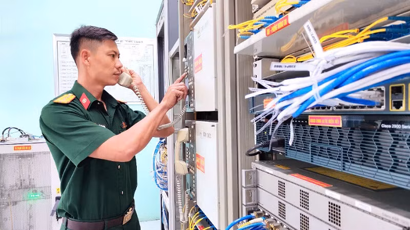 Thiếu tá quân nhân chuyên nghiệp Trần Văn Nhân, nhân viên kỹ thuật, Đại đội 2, Tiểu đoàn 1, Lữ đoàn Thông tin 29, Quân khu 9 kiểm tra đường truyền số liệu quân sự.