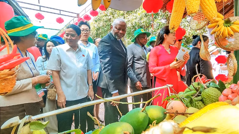 Đoàn đến thăm Khu sinh thái Sông Hậu Farm.