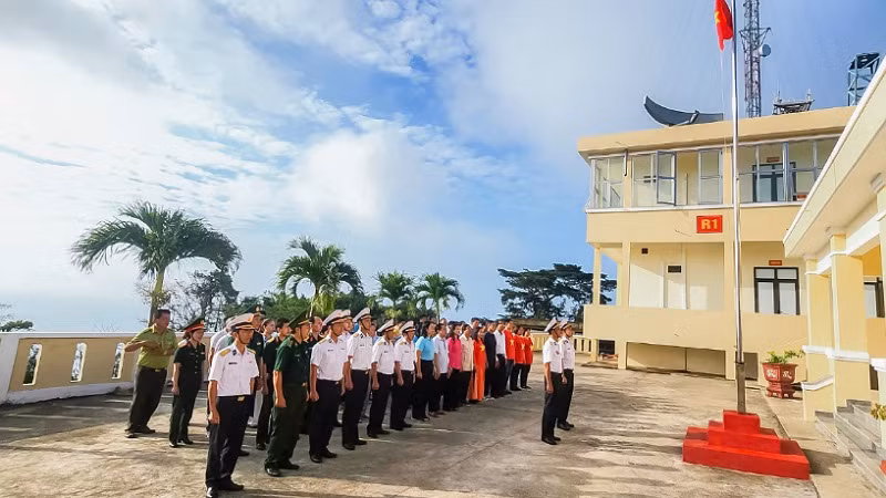 Lễ thượng cờ đầu năm mới trên đảo Hòn Khoai. Lễ thượng cờ đầu năm mới trên đảo Hòn Khoai.