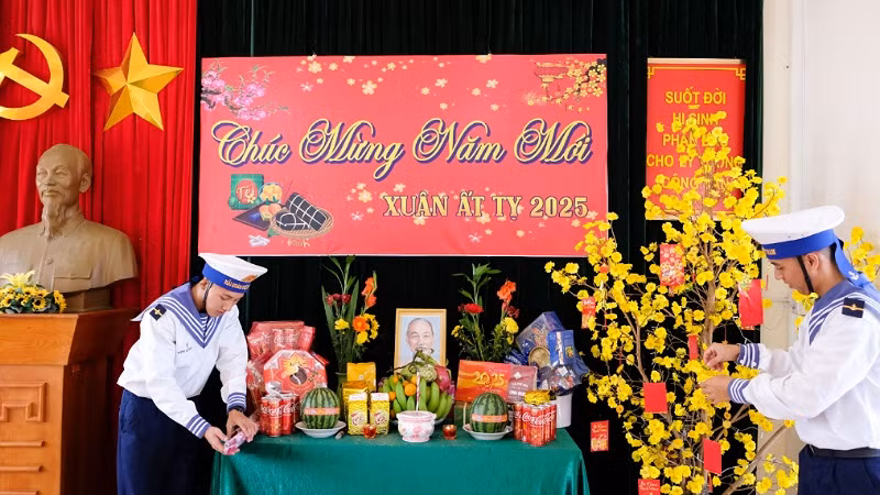 Chiến sĩ Trạm Rađa 625 (đảo Hòn Đốc) trang trí bàn thờ Tổ quốc. Chiến sĩ Trạm Rađa 625 (đảo Hòn Đốc) trang trí bàn thờ Tổ quốc.