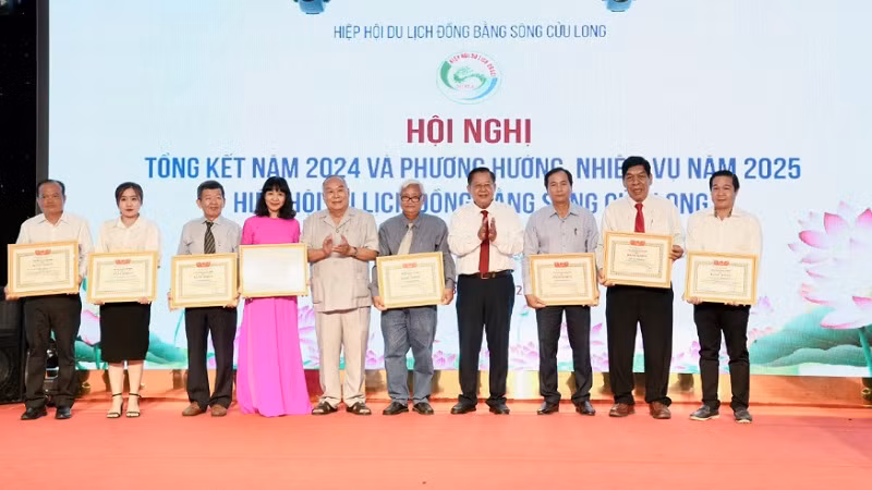 Các cá nhân, tập thể được Hiệp hội Du lịch Việt Nam tặng bằng khen.