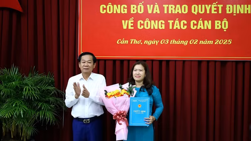 Lãnh đạo Thành ủy Cần Thơ trao quyết định cho bà Nguyễn Thị Ngọc Điệp.