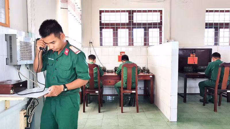 Trung sĩ Lý Khánh Toàn liên lạc hiệp đồng với các đơn vị, bảo đảm thông tin liên lạc thông suốt.