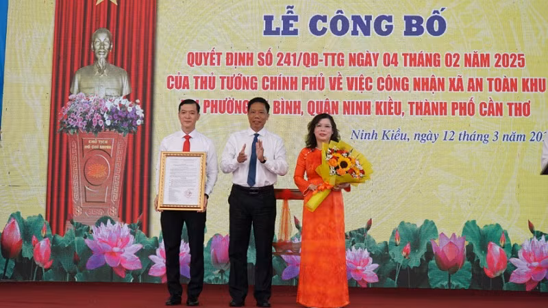Lãnh đạo thành phố trao quyết định cho lãnh đạo phường An Bình. (Ảnh: ANH DŨNG)