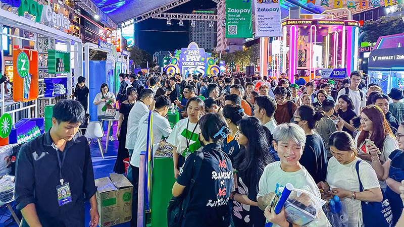Hơn 7,000 khách tham quan và mua sắm trong ngày đầu tiên của sự kiện. Ảnh: Zalopay Hơn 7,000 khách tham quan và mua sắm trong ngày đầu tiên của sự kiện. Ảnh: Zalopay