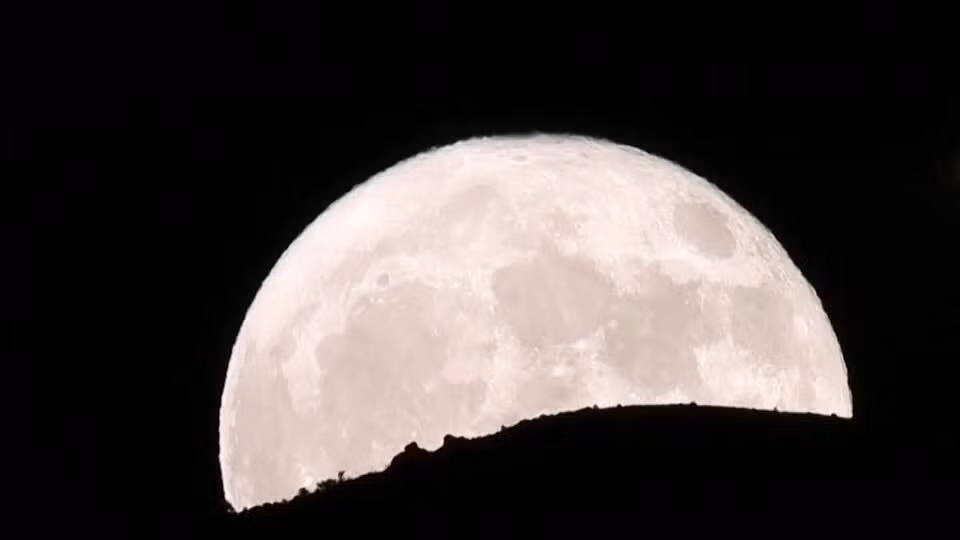 Trong nhiều năm qua, không ít nỗ lực hạ cánh xuống Mặt trăng đã bị thất bại. (Ảnh: Reuters) Trong nhiều năm qua, không ít nỗ lực hạ cánh xuống Mặt trăng đã bị thất bại. (Ảnh: Reuters)