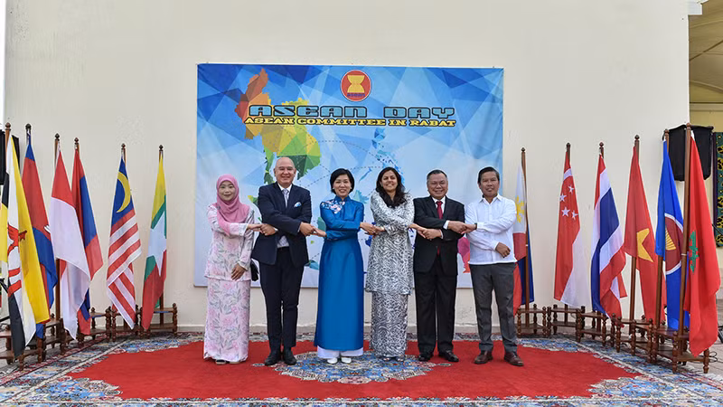 Đại sứ Đặng Thị Thu Hà và các vị khách mời biểu lộ tình hữu nghị thắm thiết Đại sứ Đặng Thị Thu Hà và các vị khách mời biểu lộ tình hữu nghị thắm thiết